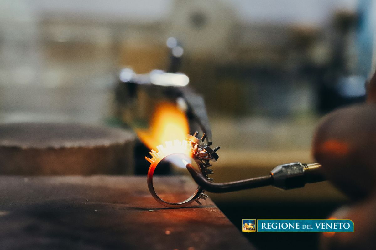 Il Distretto Orafo Vicentino: Tradizione, Innovazione e Eccellenza Globale Il Distretto Orafo Vicentino: Tradizione, Innovazione e Eccellenza Globale