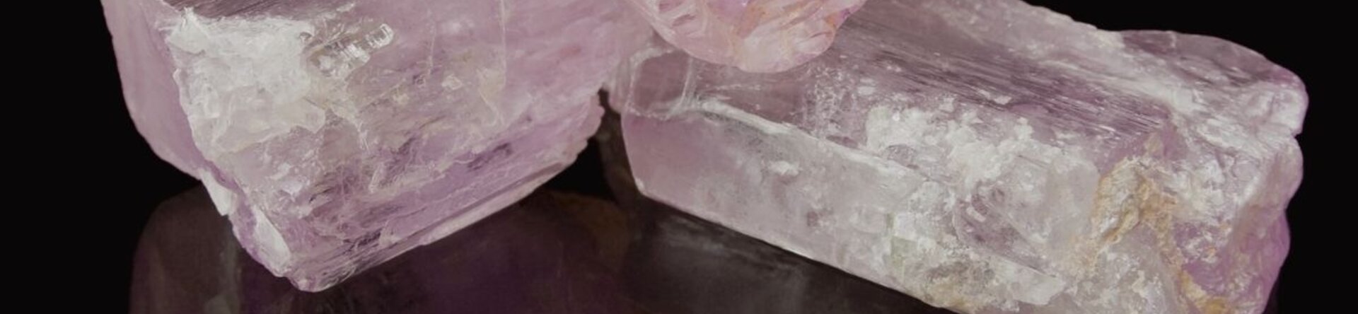 La kunzite: la delicatezza più luminosa tra le gemme rosa dello spodumene
