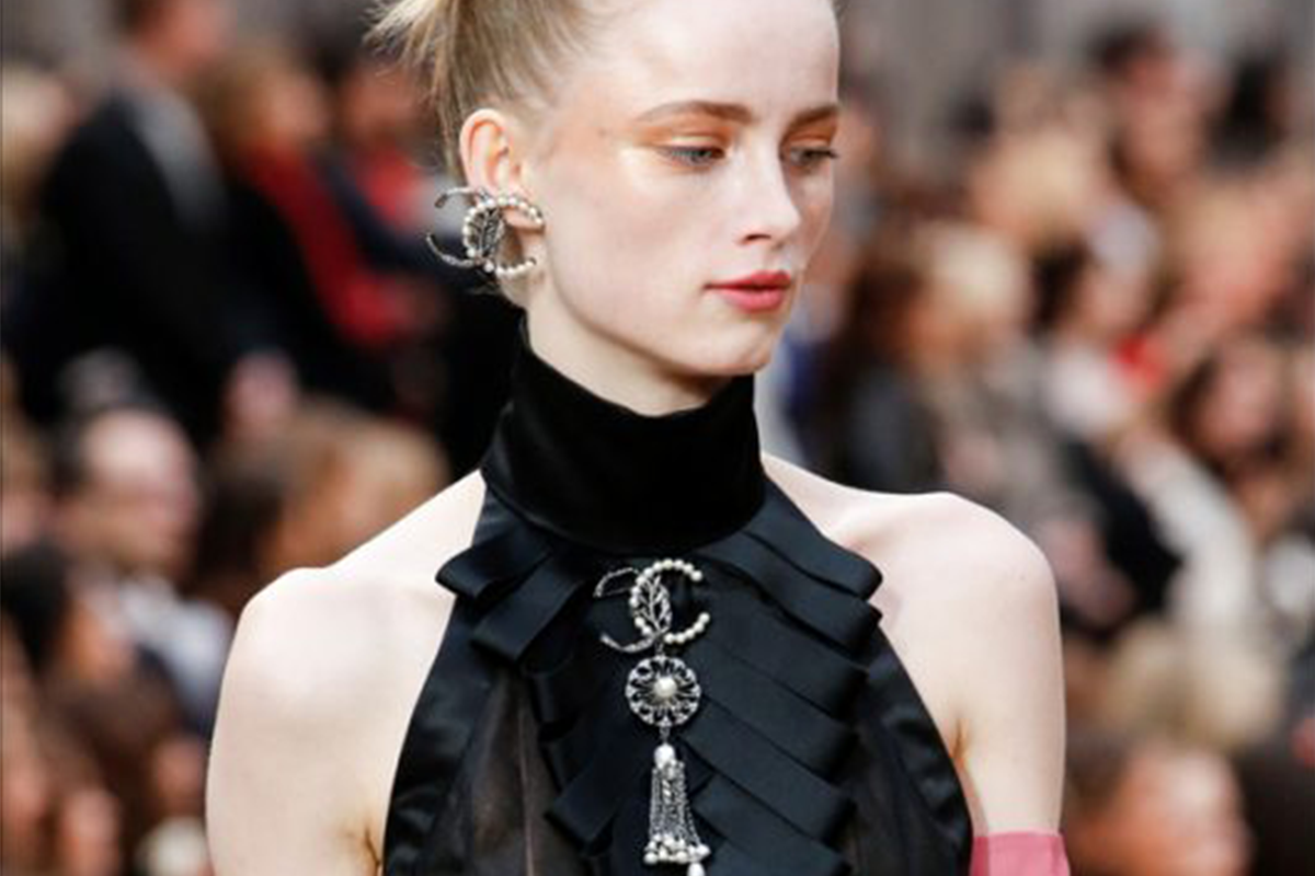 are brooches in fashion
