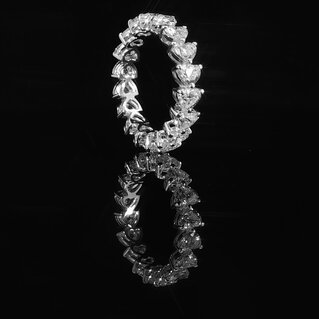 FANCY SHAPE_HEART eternity ring